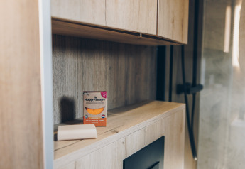 Houten badkamer met HappySoaps zeepdoos en blok zeep op plank in Valkhof met Hottub, Veluwe park de Bosgraaf.