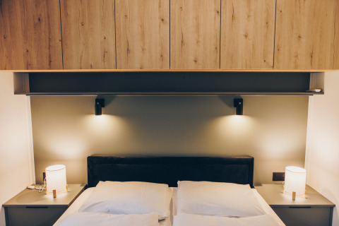 Dormitorio moderno con armarios de madera en Valkhof met Hottub, Veluwe park de Bosgraaf, Países Bajos.