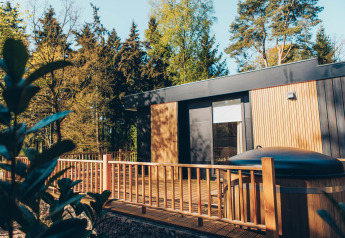 Lodge moderno Valkhof con vasca idromassaggio e terrazza in legno nel parco Veluwe de Bosgraaf, Paesi Bassi.
