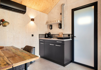 Petite kitchenette moderne en bois à la Nature house «Barn» au camping Si-Es-An, aux Pays-Bas.