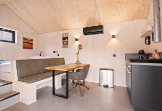 Interni di una tiny house moderna presso Nature house 'Barn', campeggio Si-Es-An, Paesi Bassi, con cucina.