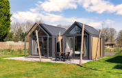 Tiny house moderna con facciata in vetro e terrazza al campeggio Si-Es-An nei Paesi Bassi