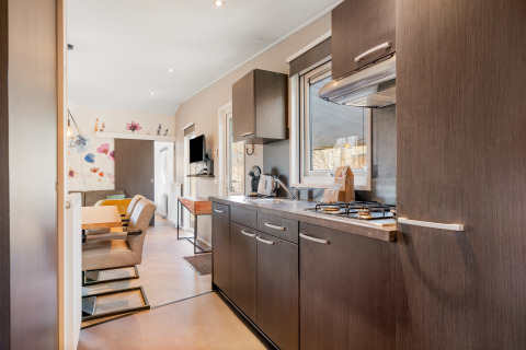 Cocina moderna y comedor acogedor en Happy Bee Lodge del camping Si-Es-An en los Países Bajos.