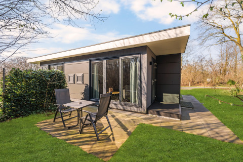 Außenansicht eines luxuriösen Tiny House Lofts auf dem Campingplatz Si-Es-An in den Niederlanden.