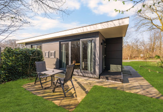 Außenansicht eines luxuriösen Tiny House Lofts auf dem Campingplatz Si-Es-An in den Niederlanden.