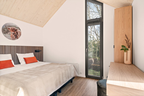 Moderne lodge soveværelse på Reestdal, Campsite Si-Es-An, med træloft og store vinduer, Holland.