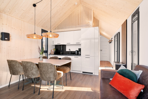 Moderne lodgekøkken og spisestue i træ med hyggelig indretning på «Reestdal» lodge ved Si-Es-An, Holland.