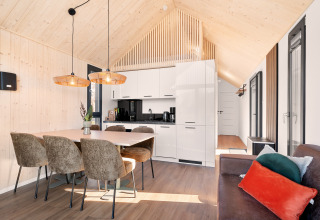 Moderne lodgekøkken og spisestue i træ med hyggelig indretning på «Reestdal» lodge ved Si-Es-An, Holland.