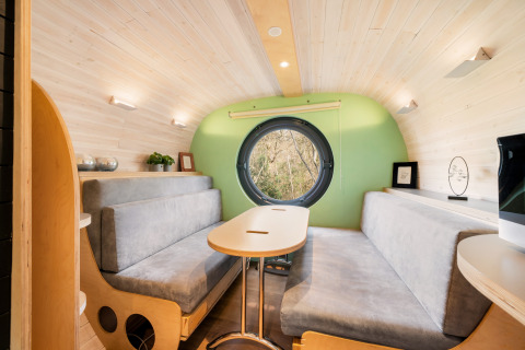 Interieur van de Nature house Skycabin op Camping Si-Es-An in Nederland met moderne inrichting