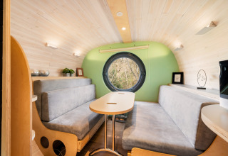 Interieur van de Nature house Skycabin op Camping Si-Es-An in Nederland met moderne inrichting