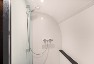 Moderne douche in Nature house 'Skycabin' op Camping Si-Es-An in Nederland, minimalistisch ontwerp.