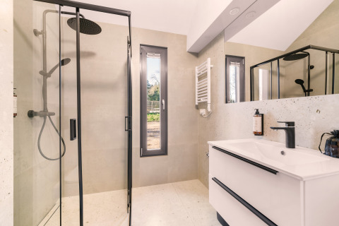 Modernes Bad im «Reestdal» Loft, Camping Si-Es-An, Niederlande, mit Dusche und Waschtisch.