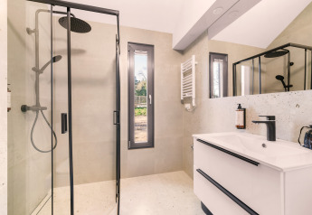 Bagno moderno al loft «Reestdal», Campeggio Si-Es-An, Paesi Bassi, con doccia e lavabo.