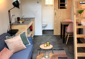 Gezellig interieur van Tiny Community 16, een tiny house bij De Hooge Veluwe in Nederland, moderne stijl.