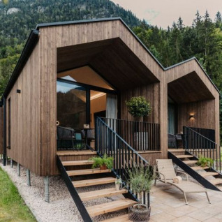 Naturhotel Schütterbad – Tiny houses Salzburg: Modern glamping cabins in a forest setting with terrace and views