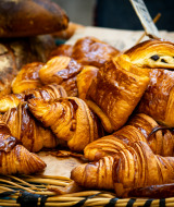Un cesto di croissant e pain au chocolat freschi, una delizia di Onlycamp Camping Les Vailhès in Occitania.