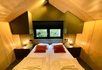 Accogliente camera da letto nella Diamond Suite con jacuzzi a Outdoors Holten, Paesi Bassi, letti gemelli.