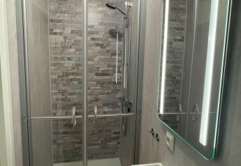 Petite salle de bain moderne dans Forest Cabin, Outdoors Holten, Pays-Bas, avec douche et lavabo compact.