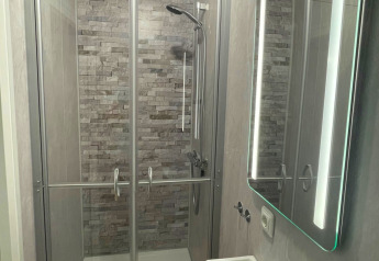 Petite salle de bain moderne dans Forest Cabin, Outdoors Holten, Pays-Bas, avec douche et lavabo compact.