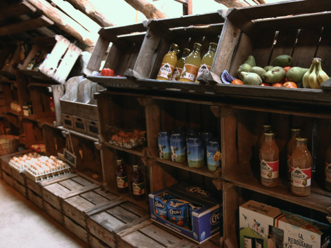 Tienda rústica en BoerenBed De Kalverweide, Overijssel, Países Bajos, con fruta, zumos, huevos y snacks.