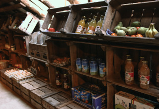 Tienda rústica en BoerenBed De Kalverweide, Overijssel, Países Bajos, con fruta, zumos, huevos y snacks.