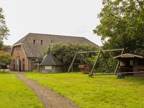Billede af legeredskaber og en lade ved BoerenBed Het Boshuis-feriepark i Gelderland, Holland.