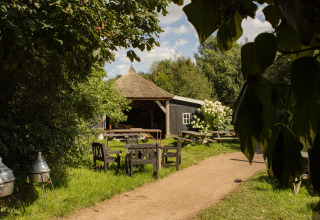 Buitenruimte met zitplekken bij BoerenBed De Lange Weide vakantiepark in Drenthe, Nederland.