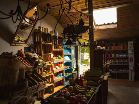 Intérieur d'une épicerie rurale avec étagères en bois et fruits frais à BoerenBed De Lange Weide, Drenthe.