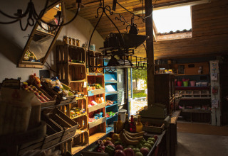 Gemütlicher Hofladen mit frischem Obst, Gemüse und rustikalen Holzregalen in BoerenBed De Lange Weide.