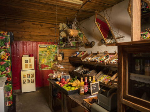 Petite boutique de ferme à BoerenBed De Lange Weide, Drenthe, Pays-Bas, proposant fruits et produits locaux.