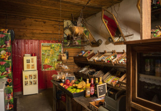 Petite boutique de ferme à BoerenBed De Lange Weide, Drenthe, Pays-Bas, proposant fruits et produits locaux.