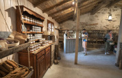 Vue intérieure d’une boutique à la ferme de BoerenBed L'Étable des Mauges en Anjou, Pays de la Loire, France.