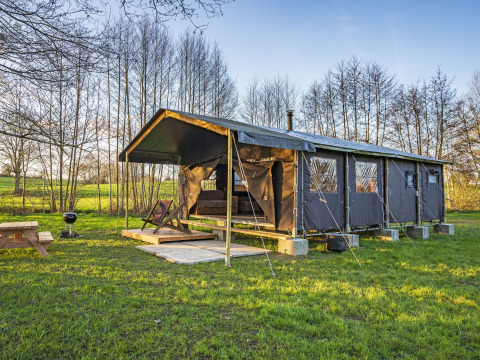 Tienda de lujo en BoerenBed L'Étable des Mauges en Anjou, rodeada de naturaleza en Pays de la Loire.