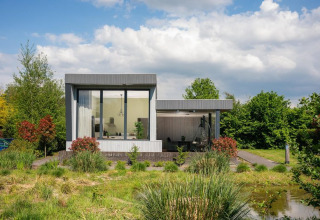 Moderna Boslodge Plus con grandi finestre e terrazza, immersa nel verde a 't Schuttenbelt, Paesi Bassi.