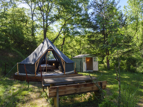 Safaritent Inuit Forest Tent op Camping Des Randonneurs in Frankrijk, in het bos met houten hutje.