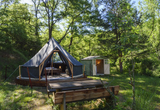 Safaritent Inuit Forest Tent op Camping Des Randonneurs in Frankrijk, in het bos met houten hutje.