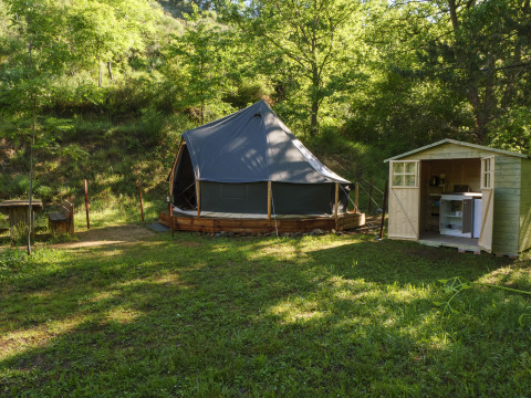 La tenda safari 'Inuit Forest Tent' al campeggio Des Randonneurs in Francia, immersa nella natura verde.