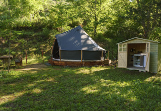 La tenda safari 'Inuit Forest Tent' al campeggio Des Randonneurs in Francia, immersa nella natura verde.