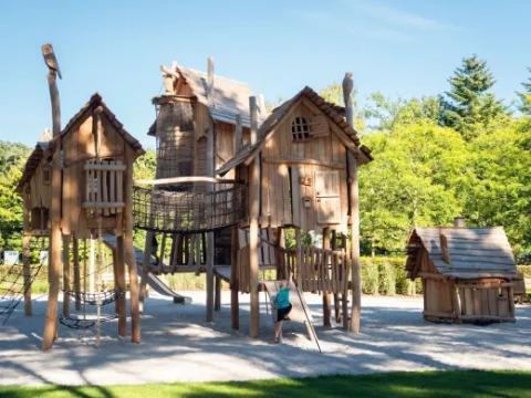 Parco giochi in legno con casette e ponti sospesi, attrazione di Holiday park Molenvelden in Olanda.