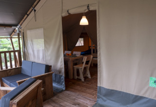 Interno di una tenda Safari Lodge con arredi in legno al campeggio Des Randonneurs in Francia.