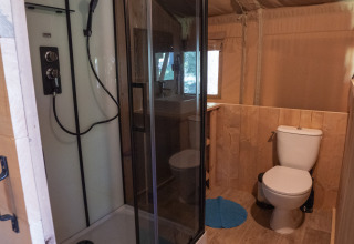 Bagno nella tenda Safari Lodge LUXE al campeggio Des Randonneurs in Francia con doccia e WC.