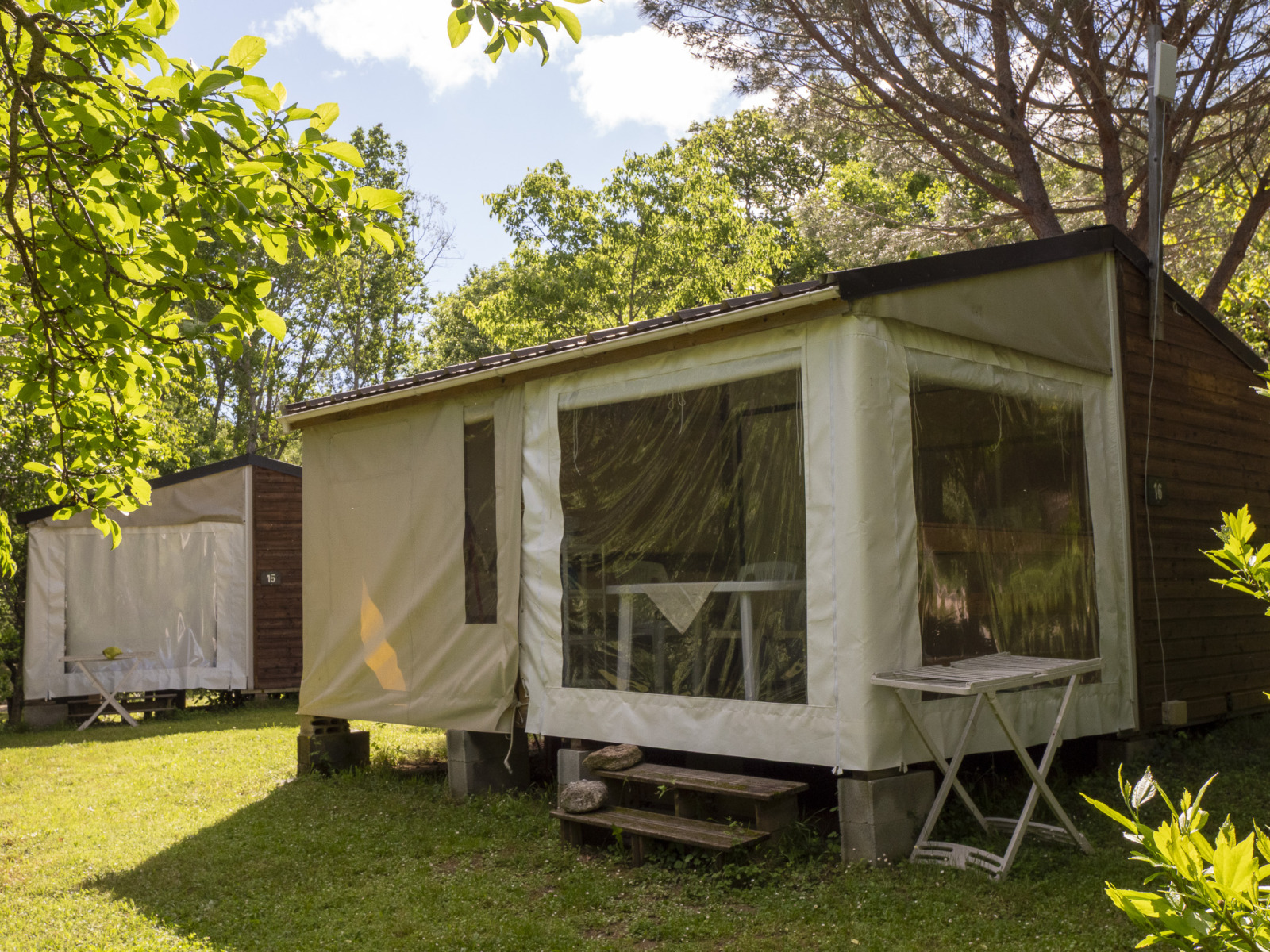 Een foto van een Mobile home «Tithome» safaritent op Campsite Des Randonneurs in Frankrijk op een zonnige dag.