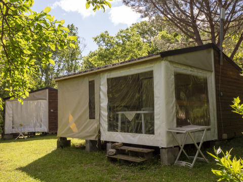 Ein Mobilheim «Tithome» Safarizelt auf dem Campingplatz Des Randonneurs in Frankreich bei Tageslicht.