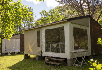 Photo d’une tente safari Mobile home «Tithome» au Campsite Des Randonneurs en France par une journée ensoleillée.