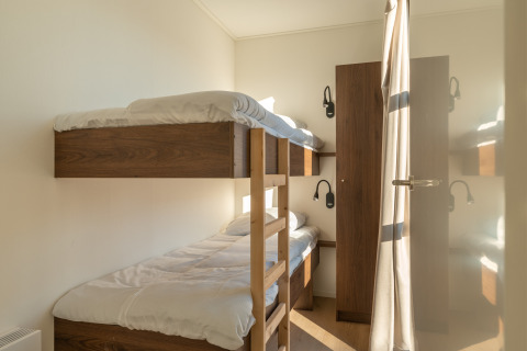 Helles Zimmer mit vier Holz-Etagenbetten in der Villa L-Bloomingdale, MarinaPark Residentie Bloemendaal, Niederlande.