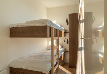 Helles Zimmer mit vier Holz-Etagenbetten in der Villa L-Bloomingdale, MarinaPark Residentie Bloemendaal, Niederlande.