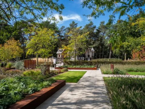 Sendero en jardín verde dentro del parque vacacional Molenvelden en Brabante Septentrional, Países Bajos.
