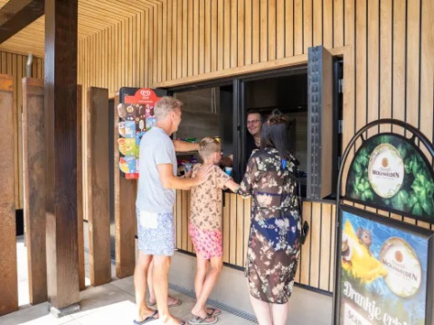 Familia compra helado en un quiosco del parque vacacional Molenvelden en Brabante Septentrional, Países Bajos.