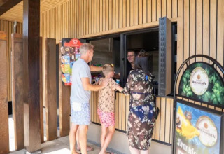 Famiglia acquista gelati presso un chiosco al parco vacanze Molenvelden, Brabante Settentrionale, Paesi Bassi.