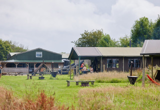 Uitzicht op BoerenBed Warren Farm vakantiepark in Zuidwest-Engeland met tenten en groene weides.